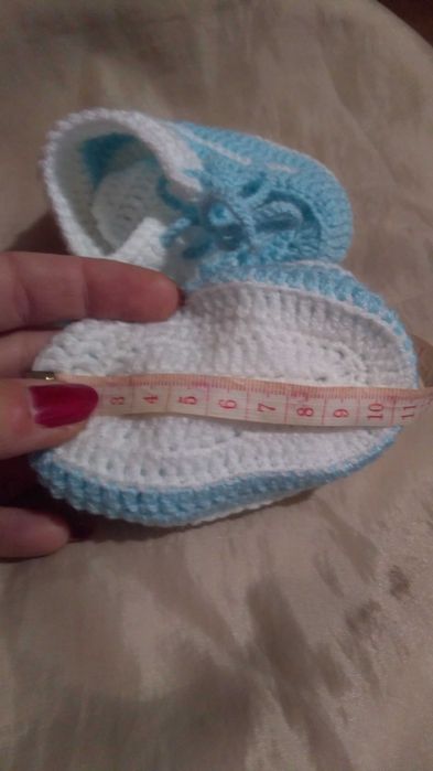 Бебешки терлици изплетени на една кука.