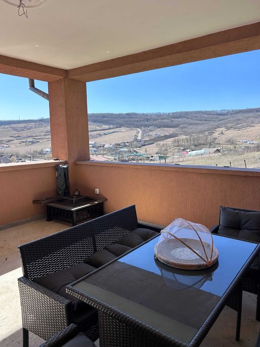 Casă modernă și spațioasă, 6400 mp teren, terase si garaj 389.000 €