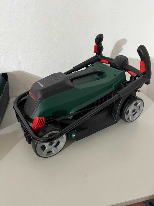 Mașină de tuns gazon cu acumulator Bosch CityMower 18V-32-300