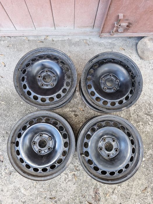 4 броя железни джанти за VW групата + 2 броя летни гуми 205 / 55 R 16