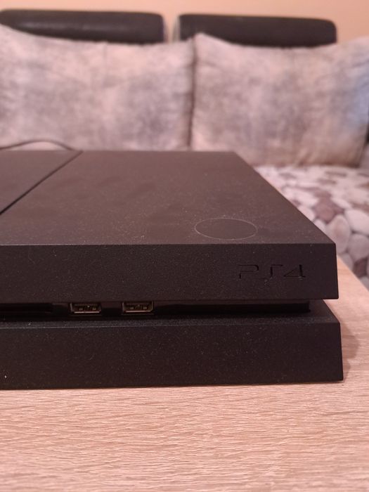 Продавам Sony PS4