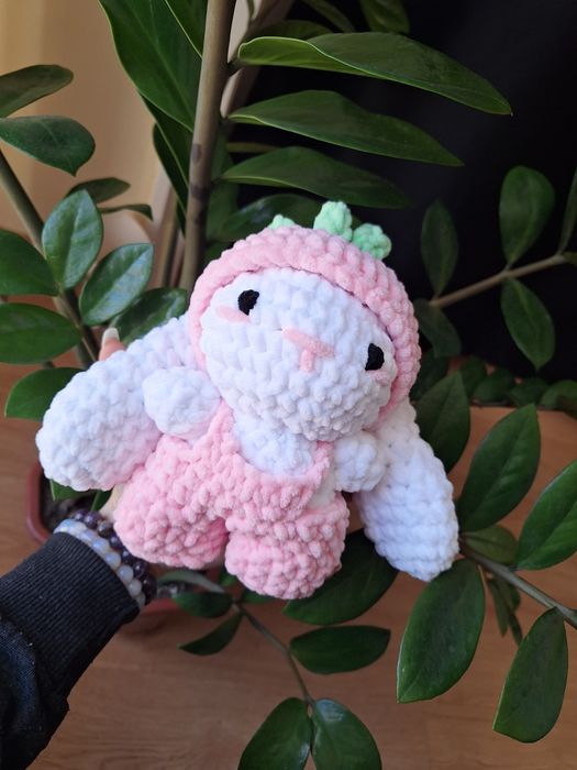 Ръчно изплетена играчка Ягодка Зайка