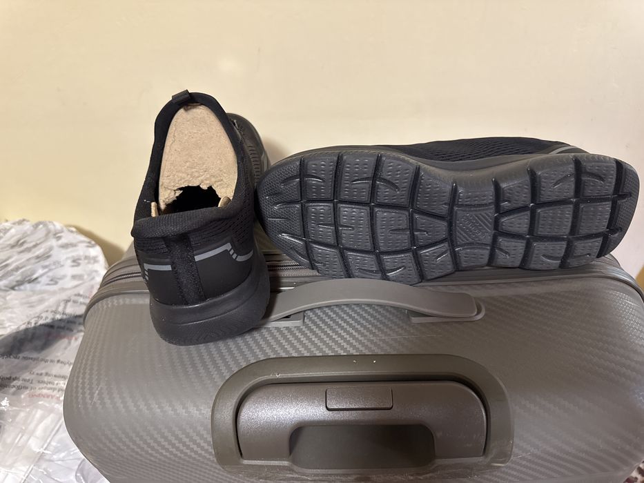 Продаю кроссовки skechers оригинал.