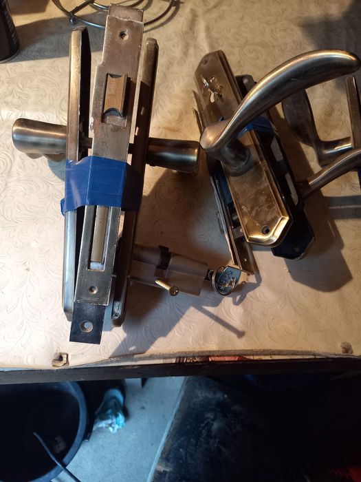 Дверные замки с ручками.