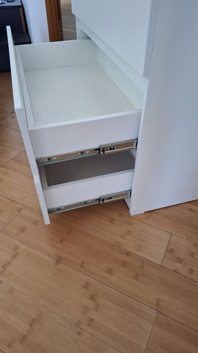 Продается комод на 4 ящика, белый.