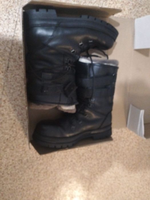 Берцы черные, зимние.