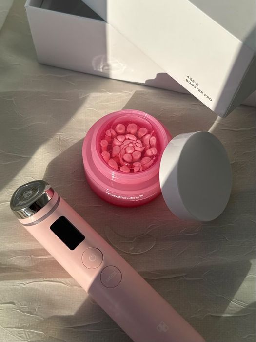 Aparat de masaj cu microcurent Medicube Age R booster pro