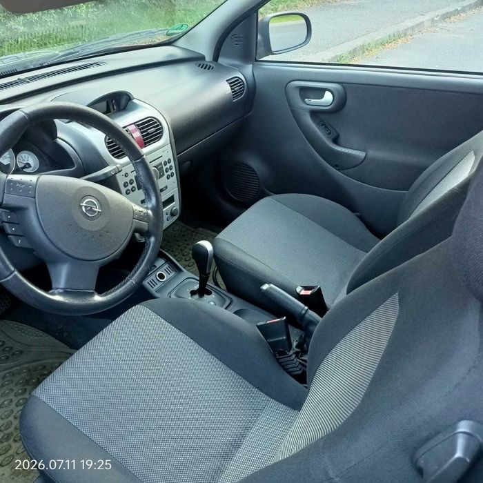 Vând  Opel Corsa C, 2006,  înmatriculată în România in 2021,  1,2- benzină, cutie automată, dotări peste nivelul standard, bine întreținută.