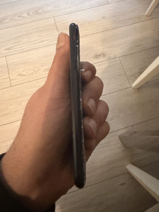 Продавам СПЕШНО Айфон СЕ 2020 и ОРИГИНАЛНИ слушалки Еърподс 3 !!