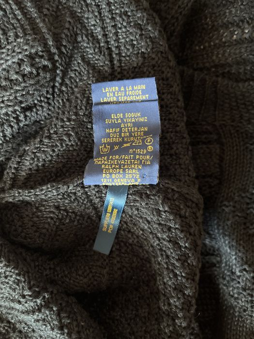 Рокля с дължина до коляното.