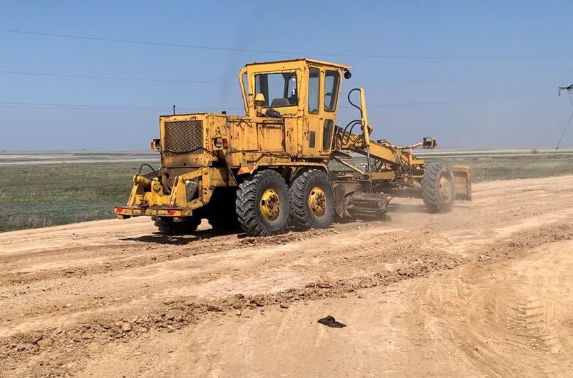 Автогрейдер на ходу