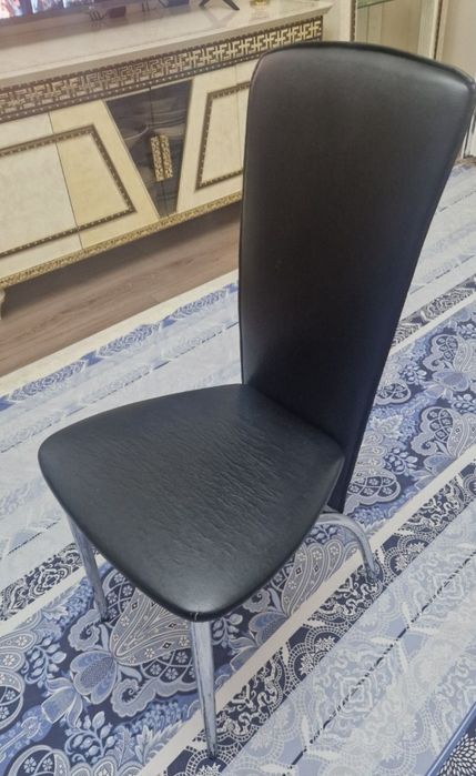 Продаеться стол и стулья