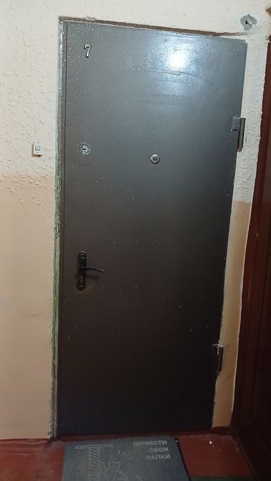 Продаётся металлическая входная дверь . В очень хорошем состоянии.