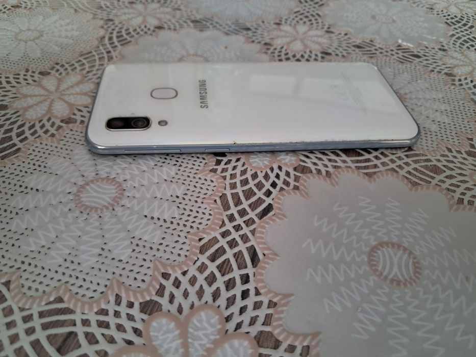 Телефон Samsung A40