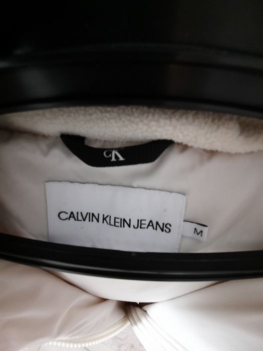 Продам пуховик Calvin Klein   оригинал ,бу