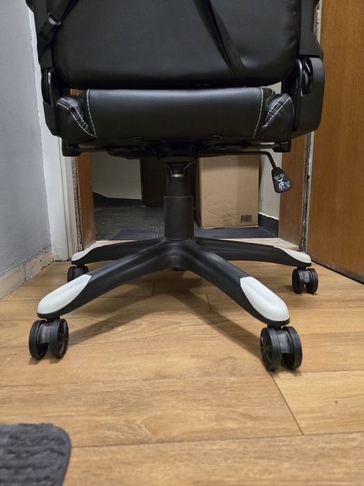 Продавам запазен геймърски стол