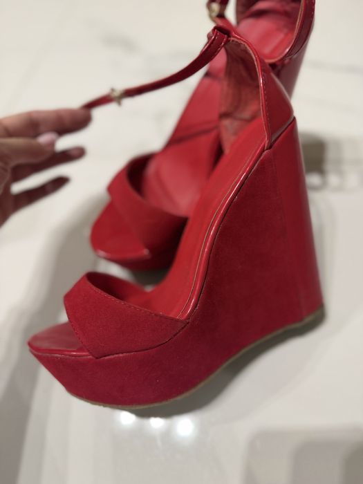 Shoe aquarium сандали на платформа в червен цвят