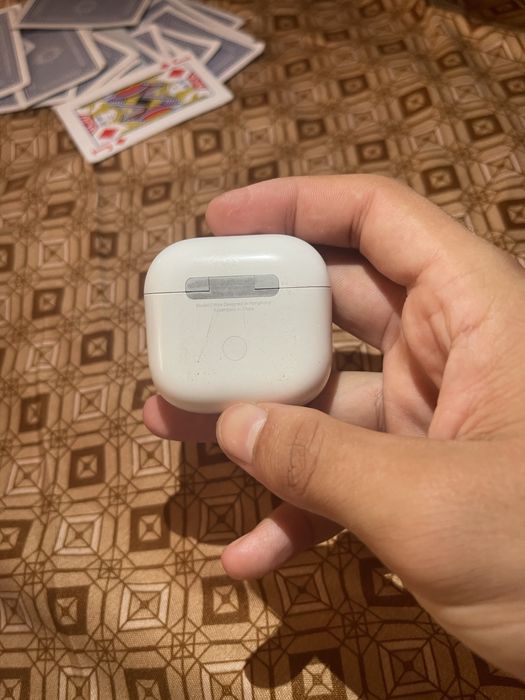 Vand casti AirPods 4