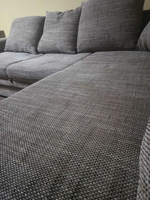 Ъглов диван с възглавници.