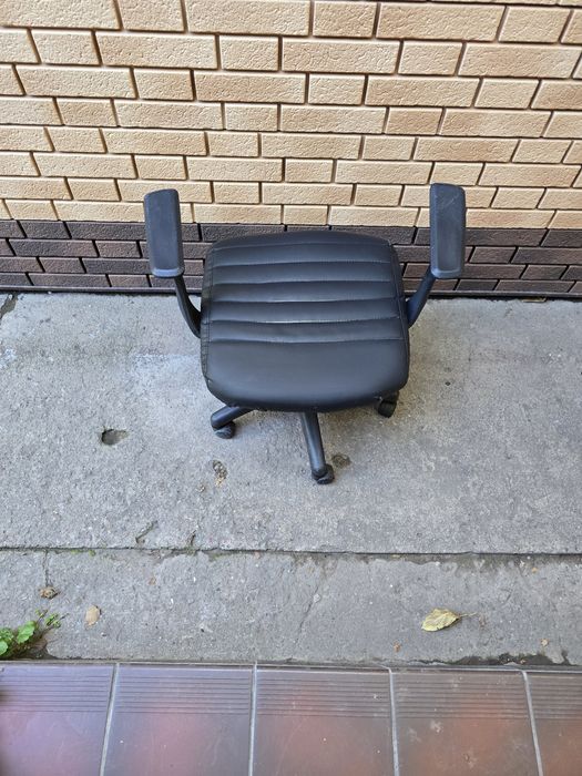 Продаю стул поворотный.