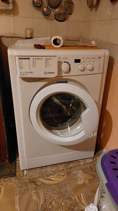 Продавам пералня идизит 7 килограма