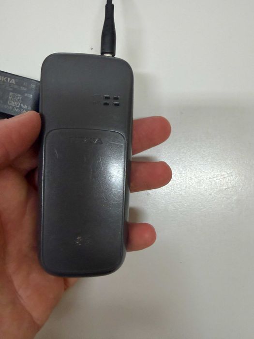 Мобилен телефон Nokia 100 със зарядно