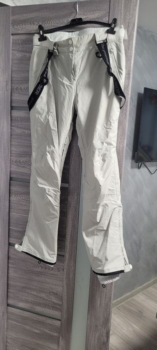 Costum de schi impecabil