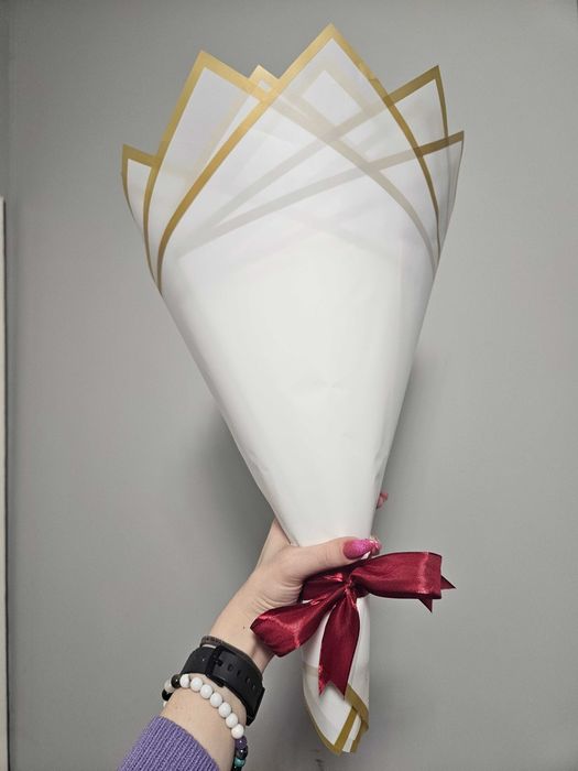 Букет от изкуствени рози и бонбони.