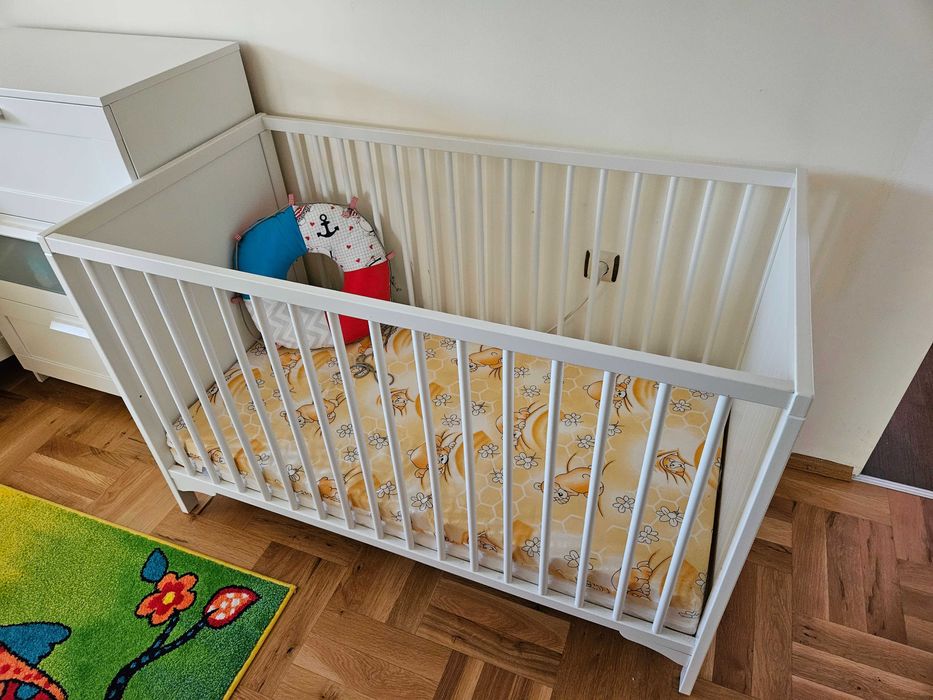 Бебешки кошари (2 броя)  и скрин - в комплект и по отделно