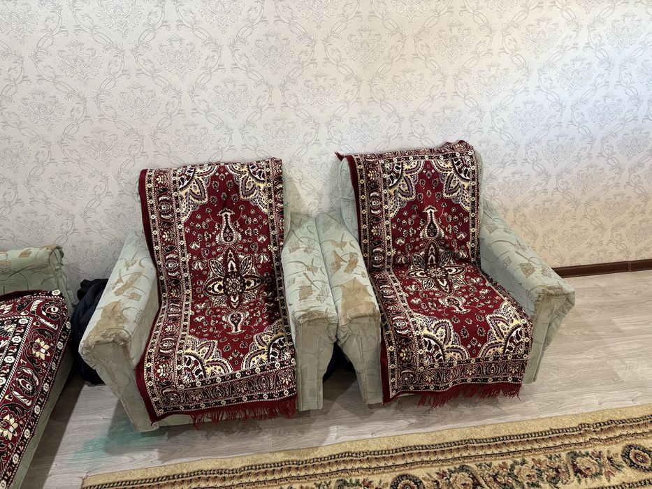 Диван с двумя креслами