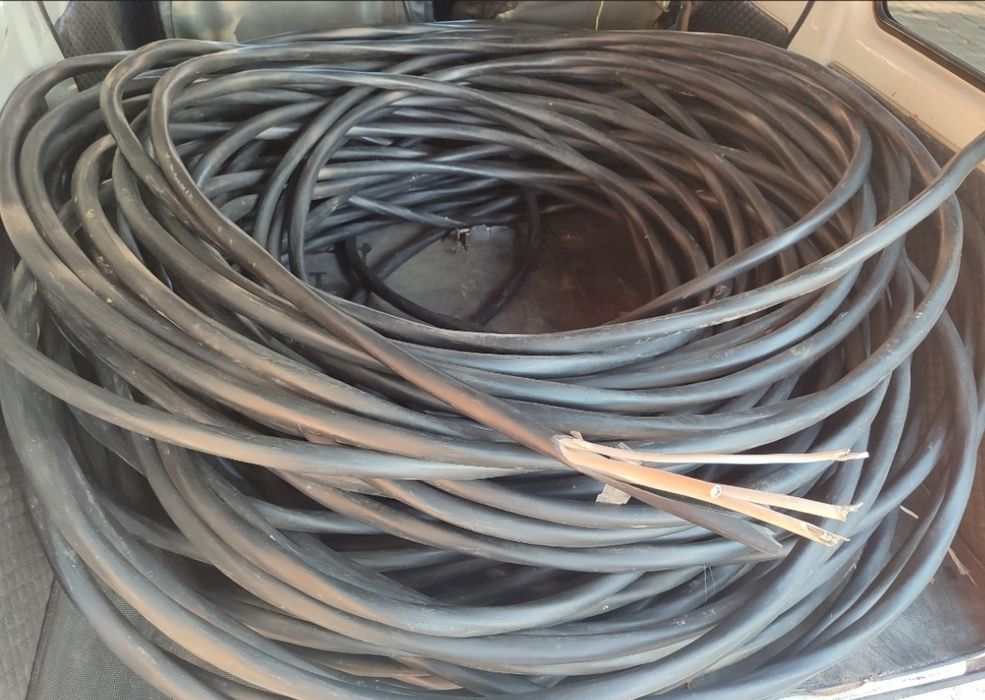 Yuqori voltli(3-faz va undan yuqori) elektrga mo'ljallangan kabel.