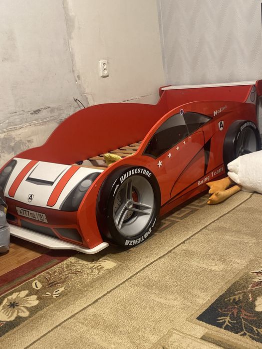 Продам детскую кровать в види машиники