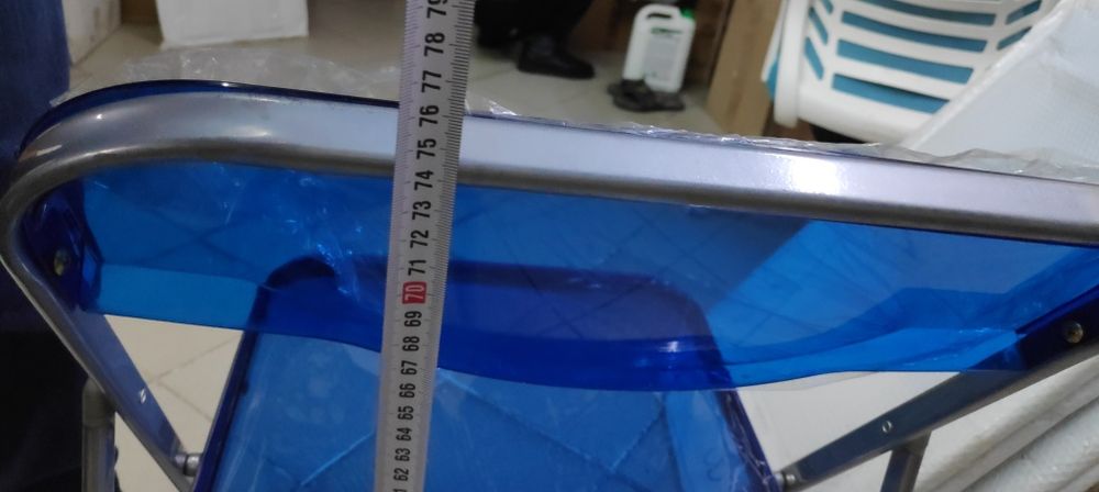 Продаем стулья 1 оранжевый и 5 синих