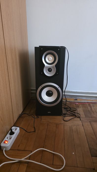Vand sau schimb 
• f: 35 – 21.000 HzP: 2 x 120/80 Watt
• f: 35 – 21.000 Hz
• 3-căi, bass-reflex