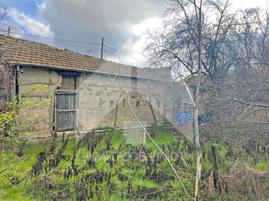 Продава се тухлена къща в гр. Плиска с двор 1200 кв.м. и КЛАДЕНЕЦ.