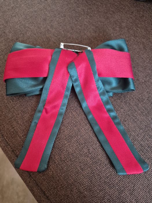 Funda brosa papion roșu verde