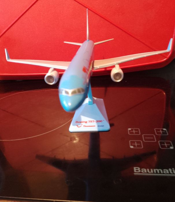 Фигура "Момиченце на дървен кон" и два самолета