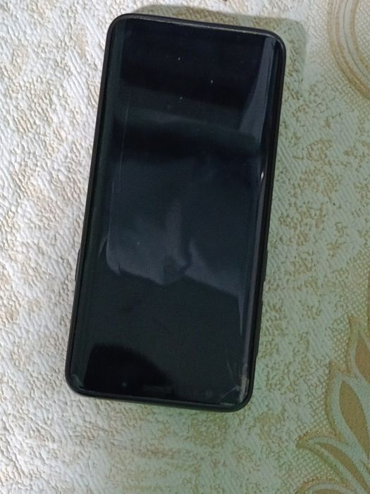 SamsungS9 4/64 yaxshi ishlaydi qotmaydi