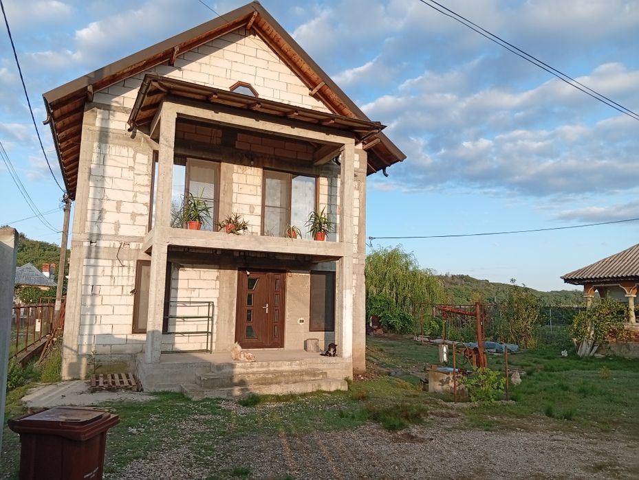 Casă de vânzare la doar 11 km de Pitești pentru mai multe detalii la Nr de telefon