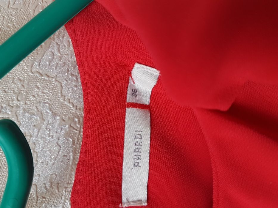 Красивое красное платье