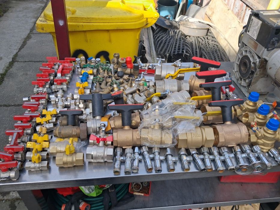 Vând robineți de apa