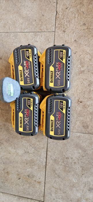 Baterii Dewalt  12 ah noi. Picamer benzina  Trepied Leica