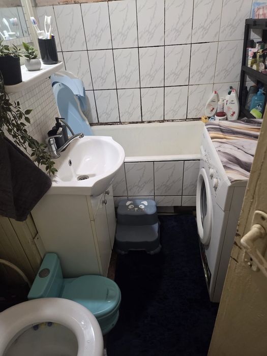 Persoana fizica:Vând garsonieră Str.Damboviței