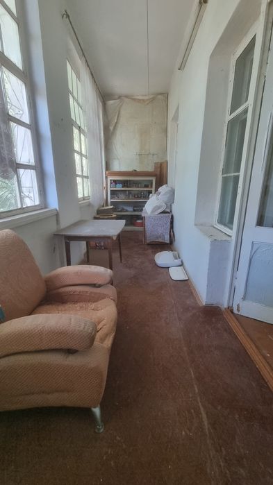 Продаётся 3 х комнатная квартира на втором этаже ориентир 15 школа