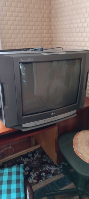 Телевизор LG старого образца