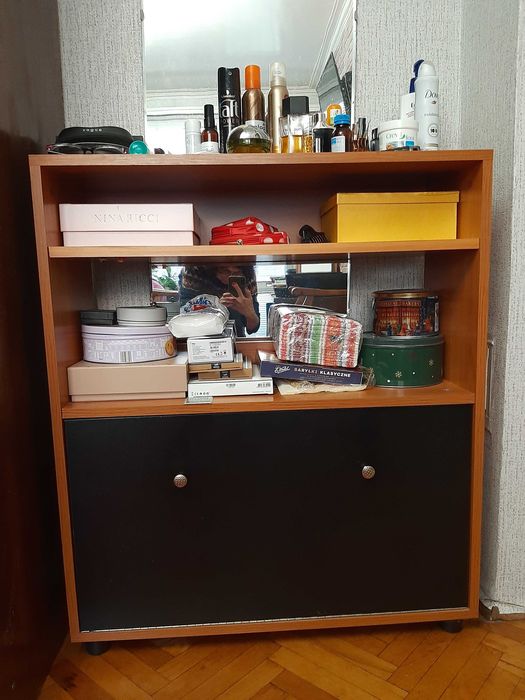 Продавам употребявани запазени мебели.