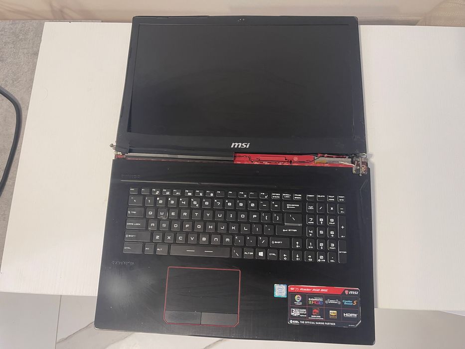 Vând laptop pentru piese.