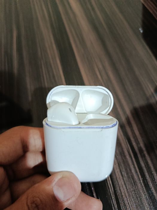 Airpods модель A2