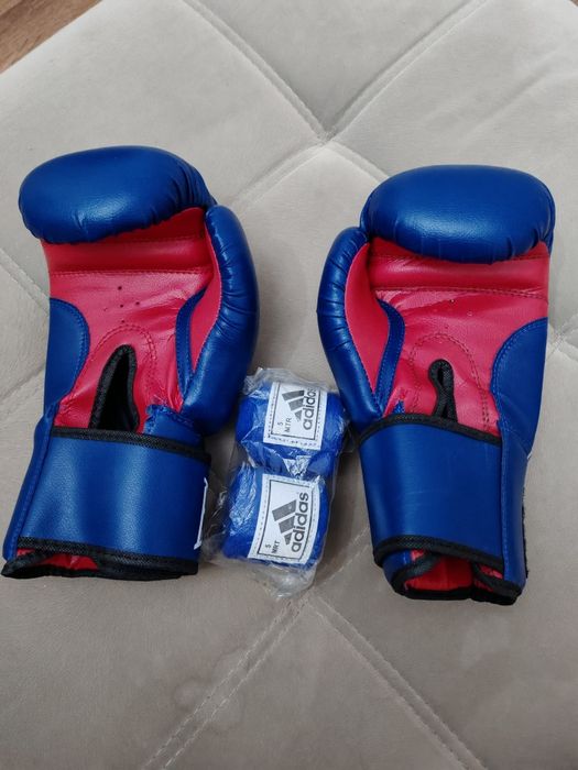Боксерские перчатки Everlast и бинты