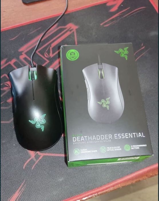 компютьра е здрав продава се с мишка, клавиатура, екран, слушалки и други аксесуари.